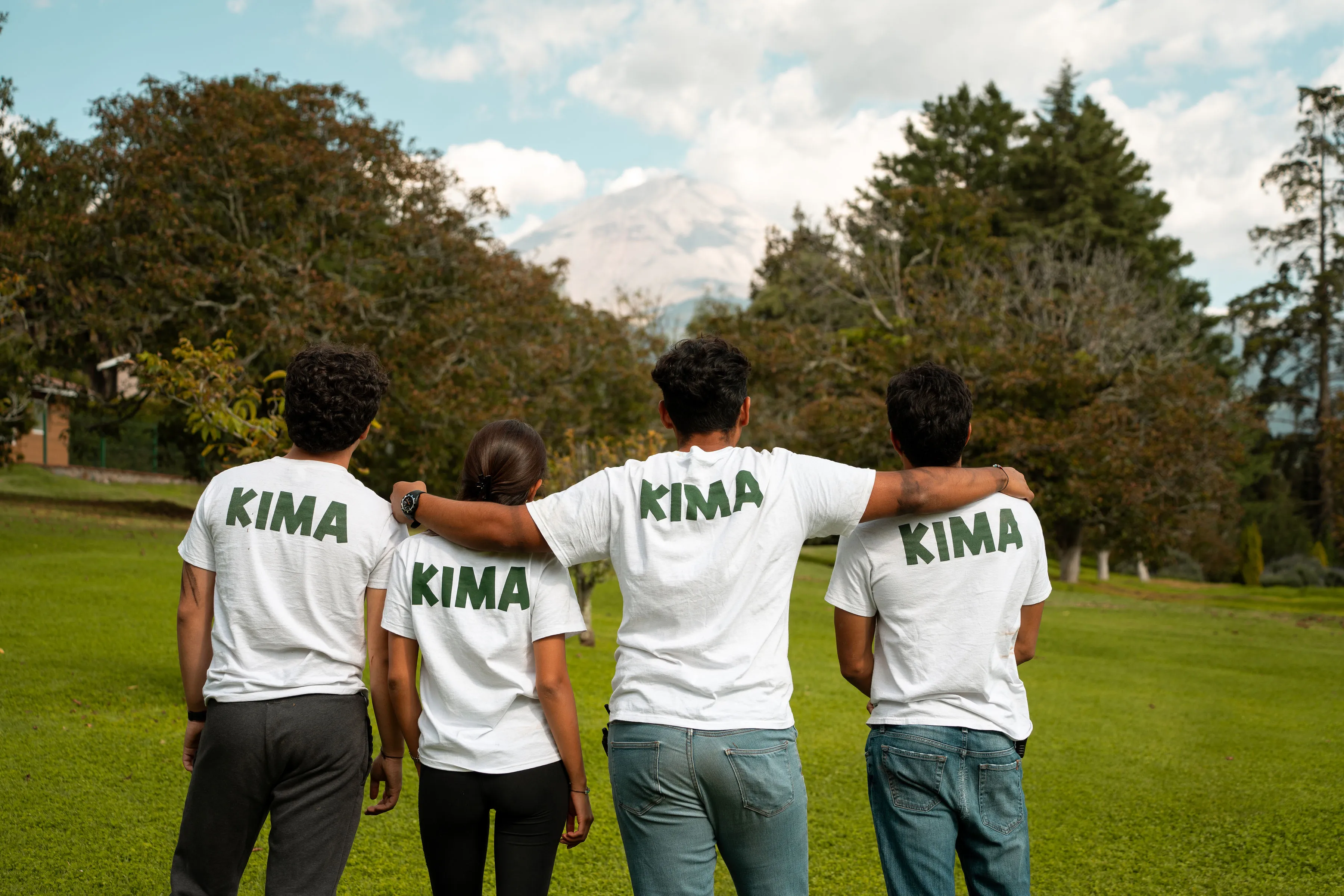 KIMAS de espaldas, abrazados, con su nombre en la playera