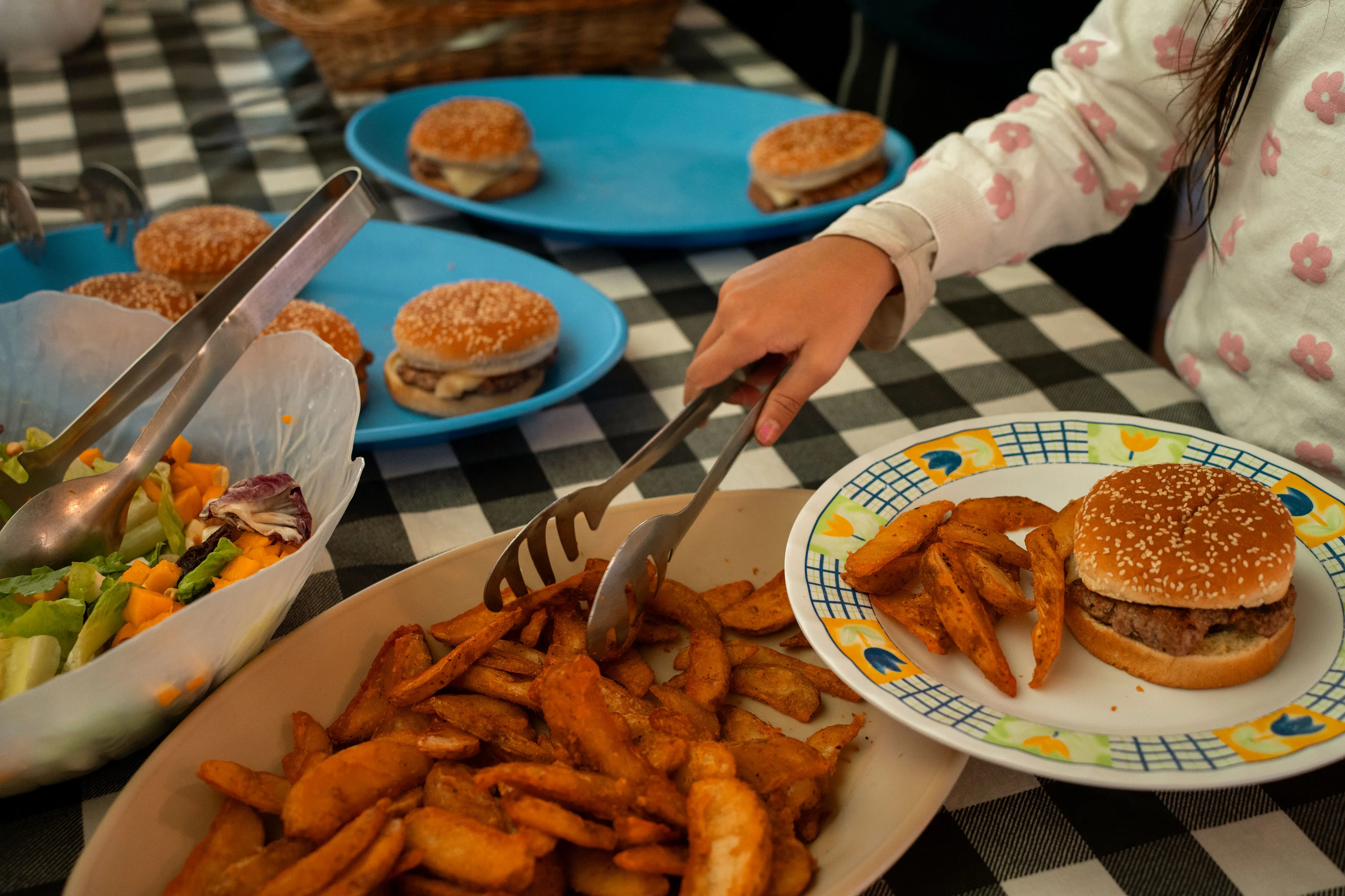 Hamburguesas y papas servidas en el comedor