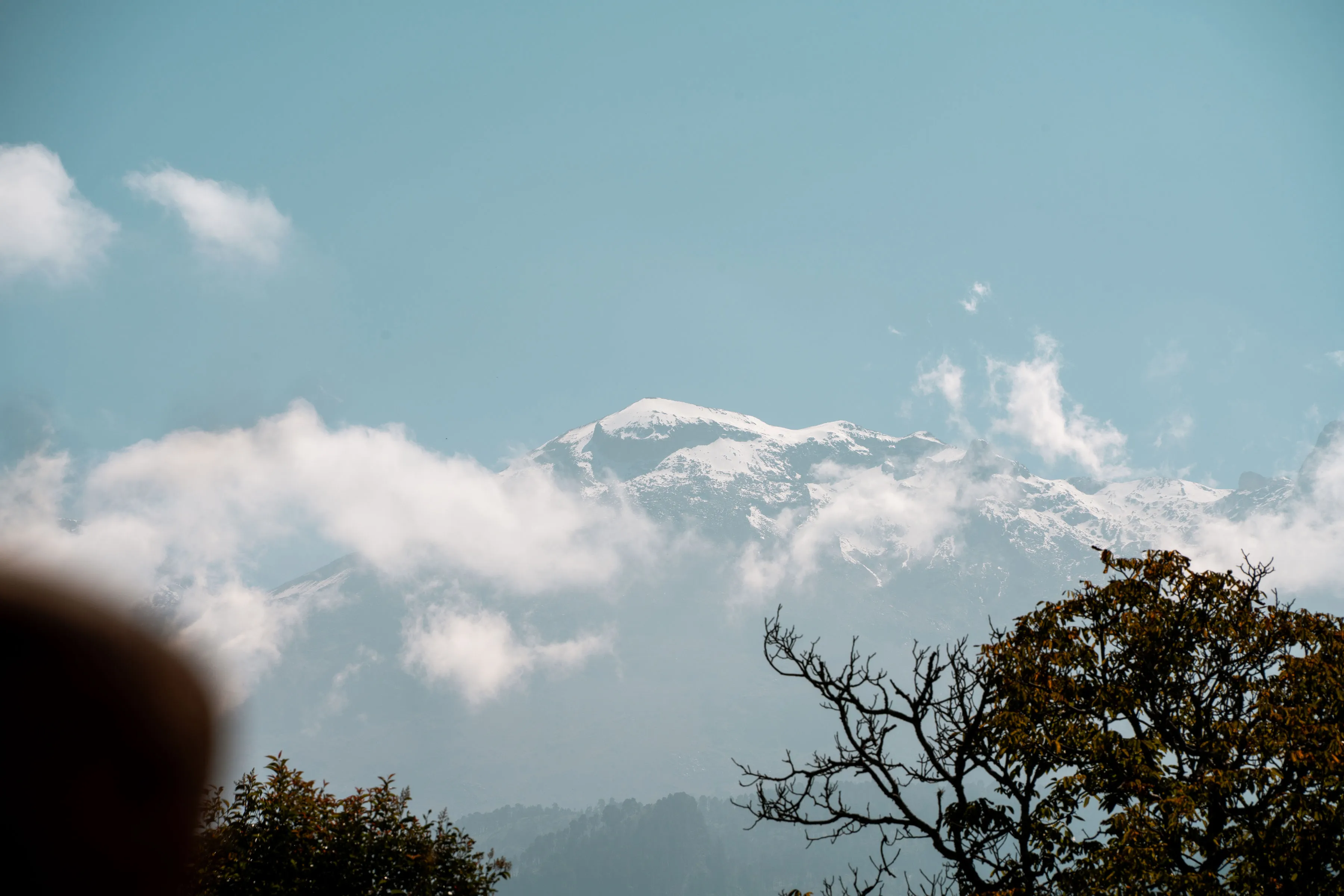 El volcán Iztaccíhuatl entre las nubes, visto desde Amecameca